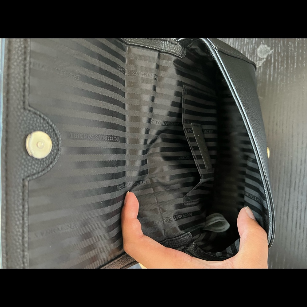 Black VS Purse with gold chain - Picture 6 of 7